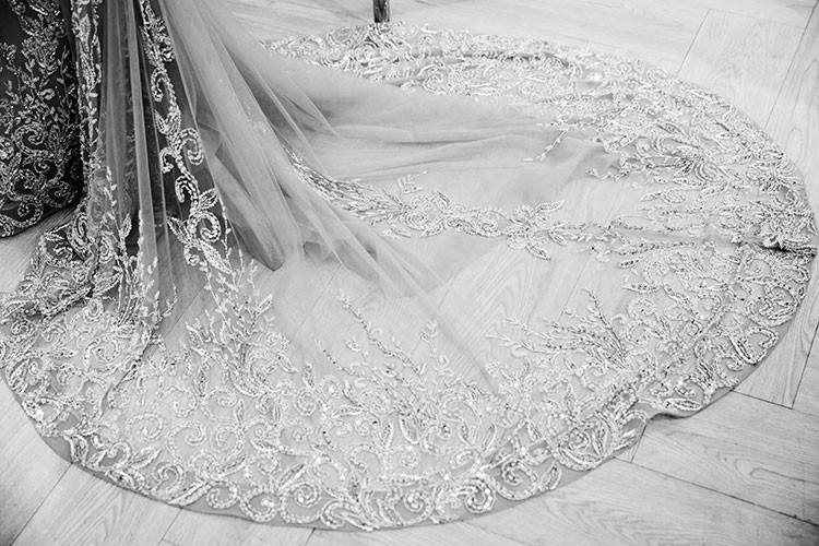 Bộ trang phục đặt thiết kế riêng cho Lý Nhã Kỳ được thực hiện công phu, đẹp mắt. (Ảnh: Mr. AT)