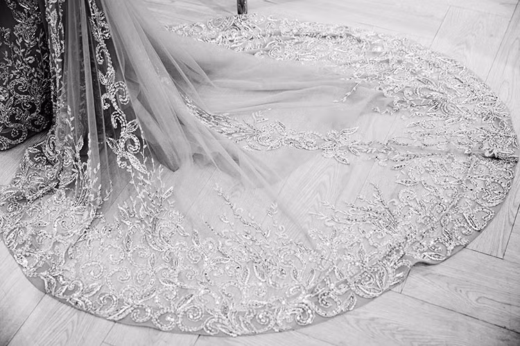 Bộ trang phục đặt thiết kế riêng cho Lý Nhã Kỳ được thực hiện công phu, đẹp mắt. (Ảnh: Mr. AT)