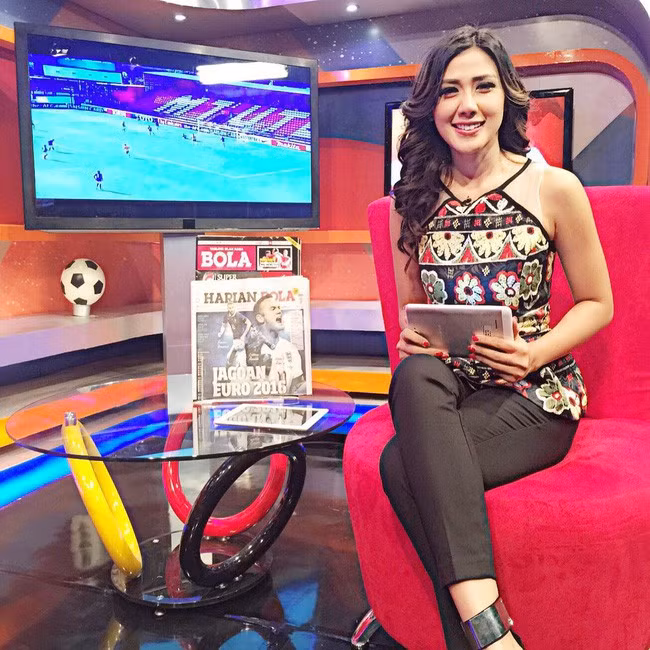 Rey Utami sinh năm 1987, sở hữu gương mặt bầu bĩnh và thân hình nóng bỏng.