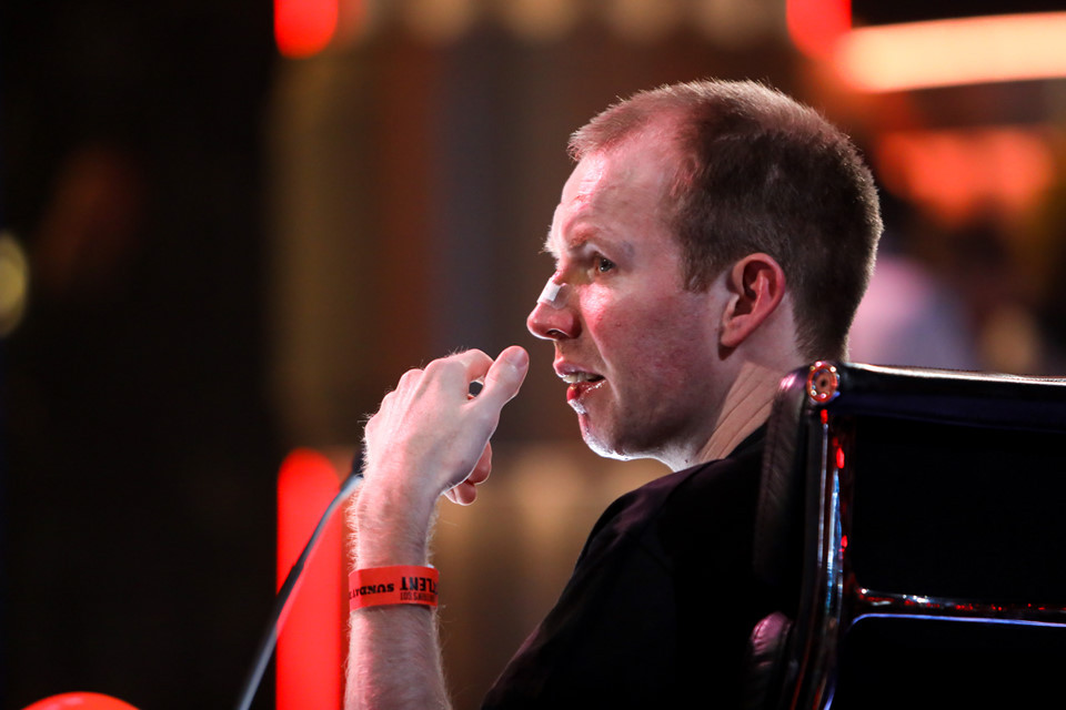 Lost Voice Guy 37 tuổi và mắc chứng bại não nên không còn khả năng nói. Anh giao tiếp với mọi người và biểu diễn qua giọng nói trên máy tính bảng. Mặc dù vậy, với phong cách hài tự ti nhưng đầy sắc sảo, anh vẫn vượt qua những thí sinh khỏe mạnh khác.