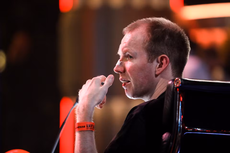 Lost Voice Guy 37 tuổi và mắc chứng bại não nên không còn khả năng nói. Anh giao tiếp với mọi người và biểu diễn qua giọng nói trên máy tính bảng. Mặc dù vậy, với phong cách hài tự ti nhưng đầy sắc sảo, anh vẫn vượt qua những thí sinh khỏe mạnh khác.