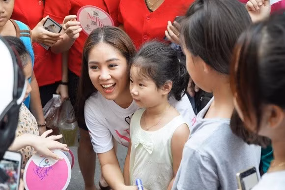 Với nhân vật Hương trong "Gạo nếp gạo tẻ", nữ diễn viên Lê Phương không chỉ khiến khán giả yêu thương trong phim mà còn phát sốt bởi độ dễ thương, thân thiện trong những chuyến giao lưu khắp cả nước.