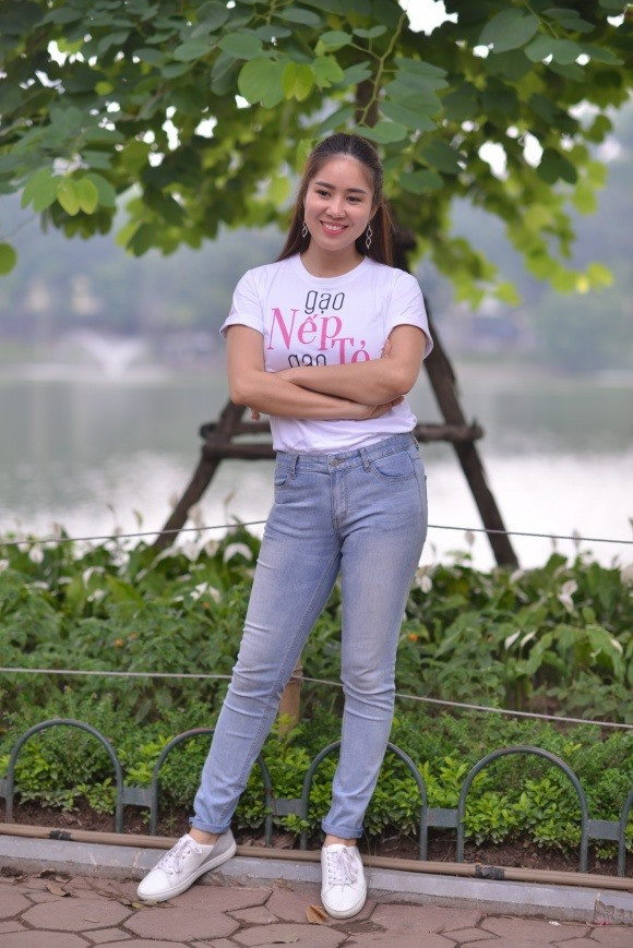 Lê Phương trẻ trung bên ngoài.
