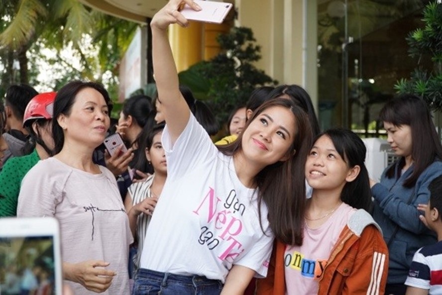 Le Phuong “Gao nep gao te” xinh dep trong vong vay khan gia Ha Noi