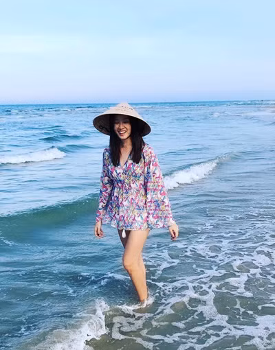 Nhân dịp ngày của Mẹ (Chủ nhật thứ 2 của tháng 5), Hoa hậu Hong Kong 1997 Ông Gia Tuệ đã có chuyến du lịch đến Đà Nẵng, Việt Nam.