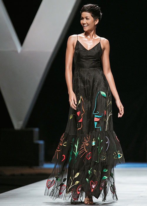 Trong bộ đầm đen hai dây quyến rũ, Hoa hậu H’hen Niê khoe những bước catwalk mạnh mẽ, cuốn hút.