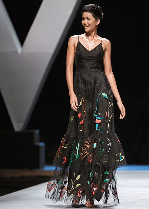 Trong bộ đầm đen hai dây quyến rũ, Hoa hậu H’hen Niê khoe những bước catwalk mạnh mẽ, cuốn hút.