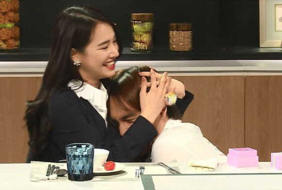 Trung Quân quỳ gối cầu hôn Nhã Phương và biểu hiện vừa bối rối vừa vui vẻ của nữ diễn viên khiến ai cũng bất ngờ.