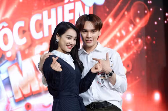 Thái độ của Nhã Phương vô cùng vui vẻ khi được nam ca sĩ Trung Quân cầu hôn trên sóng truyền hình.