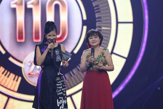 Tâm sự về cô Minh Hải, Hồng Nhung chia sẻ: “Người hát cùng Hồng Nhung ngay sau đây là một cô giáo đã dạy bao nhiêu năm cho những mầm non trẻ. Bây giờ không còn là cô giáo nữa cô Minh Hải đi làm từ thiện ở khắp mọi nơi. Tuổi không quan trọng nữa, đó là tâm hồn và sự tử tế. Các bạn đã bước vào đây, là không gian của âm nhạc, không gian của nghệ thuật có nghĩa là văn hóa, có nghĩa là điều tốt đẹp nhất. Thế thì tính số điểm để làm cái gì?”.