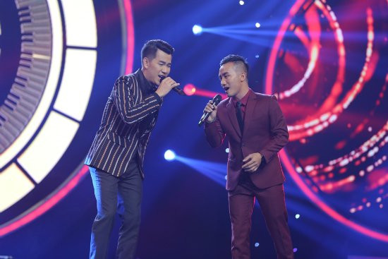 Trong đêm thi, giọng ca của ca sĩ Hồ Trung Dũng cùng “người thầy” dạy thanh nhạc hơn 10 năm của anh là Trần Ngọc Tuấn đã cùng hòa quyện với ca khúc “Thuở ấy có em”.