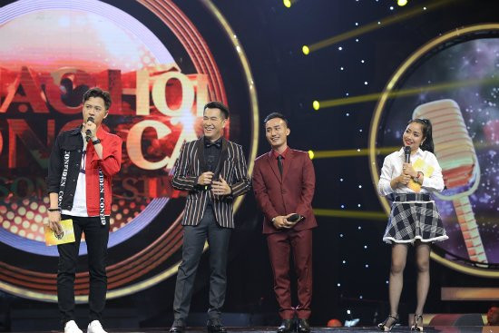 Nhận xét về phần trình diễn của cặp đôi thầy trò, Khương Ngọc phản ứng quyết liệt: “Tôi phản đối, tôi phản đối tiết mục này. Tôi không thể chấp nhận được một cuộc thi ca hát mà một người chơi là giáo viên dạy 10 năm về thanh nhạc, người ca sĩ thì vừa đẹp trai vừa hát hay. Chọn một bài đưa người ta về một miền không gian âm nhạc xa xôi giống như bị thu bé lại, mình ngồi xem mà ngẩn ngơ. Ai chơi lại?” .