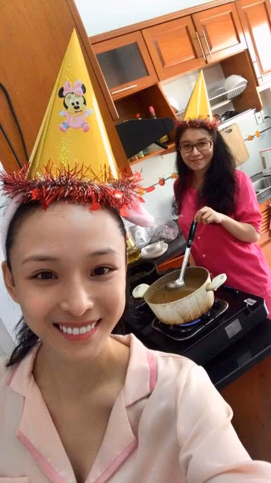 Hoa hậu người Việt tại Nga 2007 bày tỏ: “Happy birthday to you 21/06/2018. Nguyễn Đức Thuỳ Dung - người con gái nhân hậu, dịu dàng và xinh đẹp y như cái tên! May mắn lớn nhất của Bông (Phương Nga) là luôn có Lu (Thùy Dung) bên cạnh”.