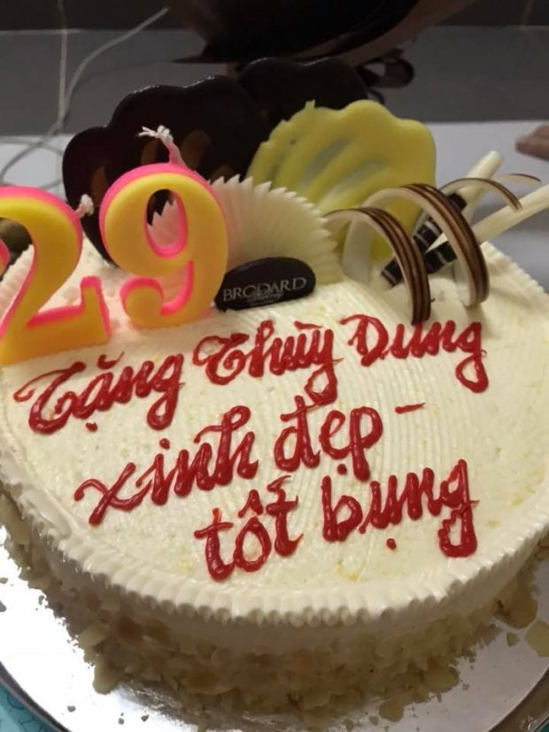 Thời gian toại ngoại, người đẹp sinh năm 1987 dành thời gian để tĩnh tâm sau khoảng thời gian khó khăn trong trại giam. Trải qua nhiều sóng gió, Phương Nga và Thùy Dung vẫn vô cùng gắn bó, chia sẻ niềm vui nỗi buồn cùng nhau khiến công chúng không khỏi ngưỡng mộ trước tình bạn quý giá này.