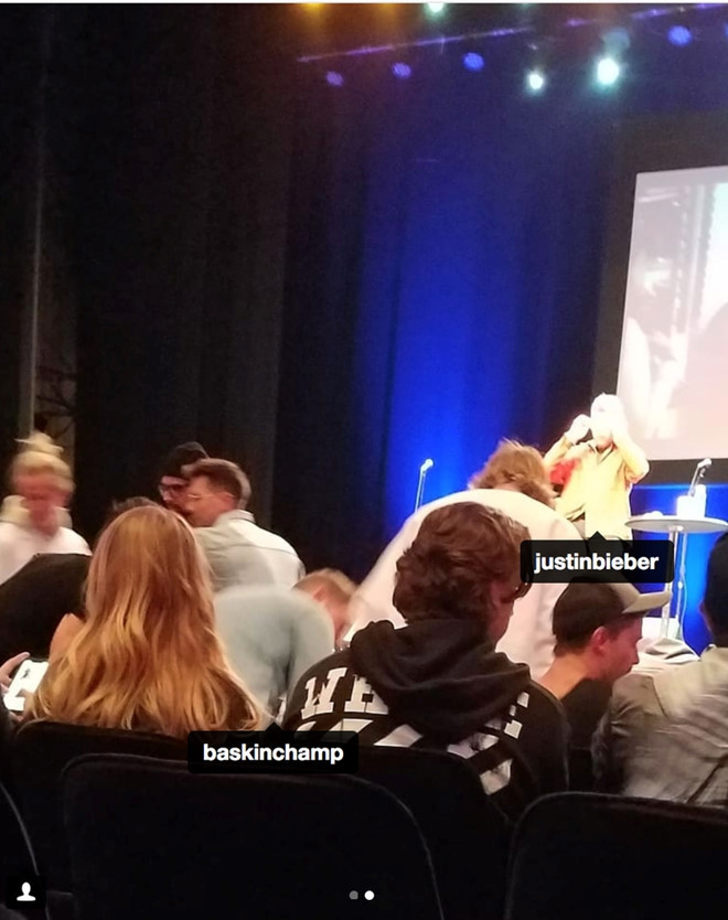 Justin Bieber đi nhà thờ cùng bạn gái mới.