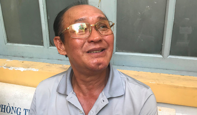 Nghệ sĩ Duy Phương tại tòa án sáng 21/6.