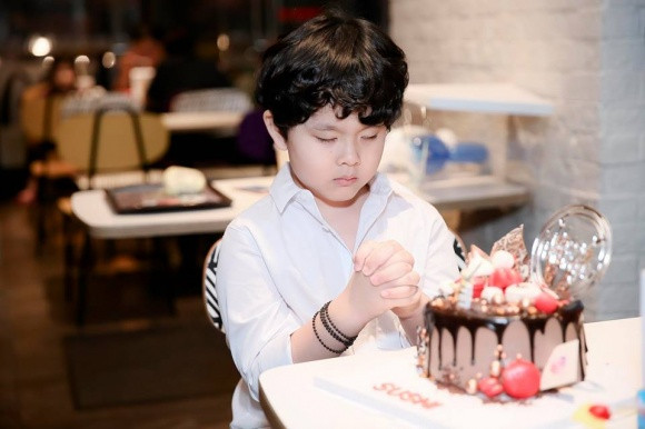 "Hôm qua sinh nhật nằm tâm sự, con nói hôm nay con vui lắm, như vậy là được rồi. Có những thứ cảm thấy xứng đáng thì ta nên tiếp tục", ca sĩ Trương Quỳnh Anh chia sẻ.