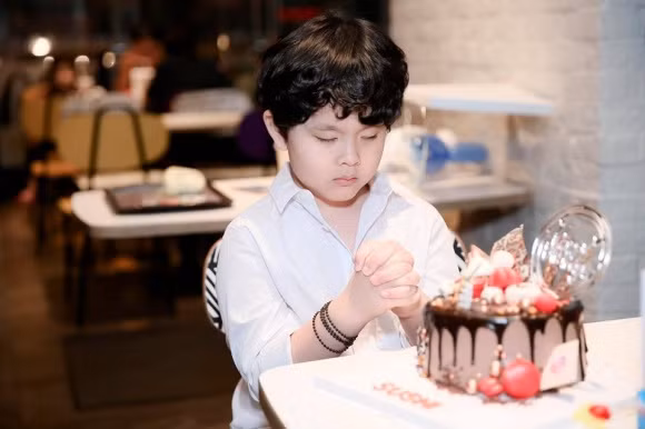 "Hôm qua sinh nhật nằm tâm sự, con nói hôm nay con vui lắm, như vậy là được rồi. Có những thứ cảm thấy xứng đáng thì ta nên tiếp tục", ca sĩ Trương Quỳnh Anh chia sẻ.