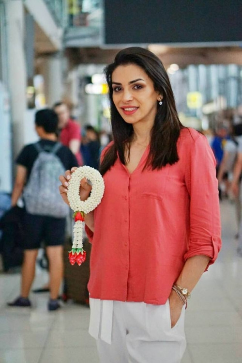 Người đẹp chuyển giới Pháp ăn mặc lôi thôi, kém chỉn chu. Nhan sắc không mấy nổi bật.