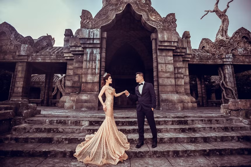 Chia sẻ về lý do chụp ảnh cưới tại quê nhà, Tố Ny cho rằng: "Quê mình cảnh đẹp như vậy cần gì vất vả di chuyển đến nơi khác. Tình yêu gắn với quê hương cũng là điều ý nghĩa".