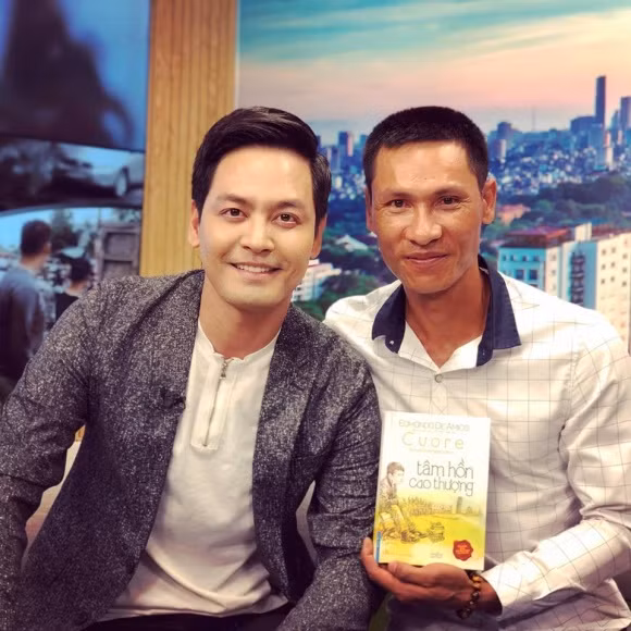 MC Phan Anh thay mặt doanh nhân Nguyễn Hoài Nam gửi phiếu chi và quà tới anh Tiến.