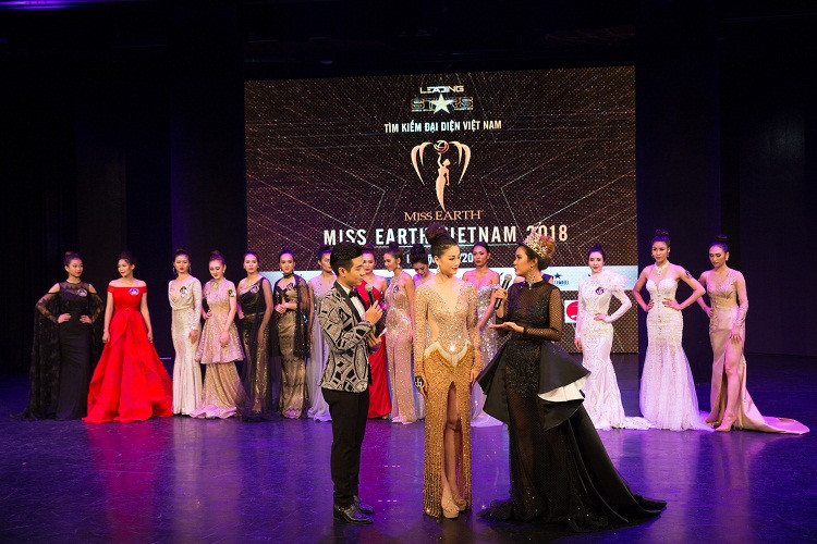 Khi Miss Earth 2015 trực tiếp phỏng vấn bằng tiếng Anh, Phương Khánh đã thể hiện bản lĩnh của 1 du học sinh tại Singapore bằng cách trả lời tiếng Anh rất trôi chảy.