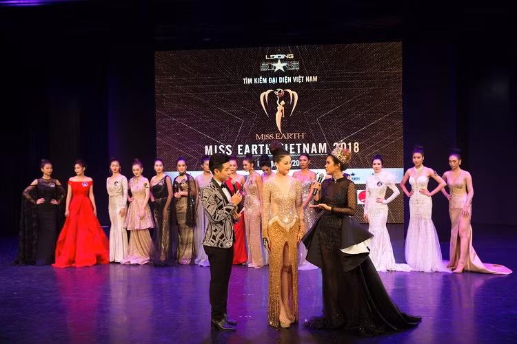 Khi Miss Earth 2015 trực tiếp phỏng vấn bằng tiếng Anh, Phương Khánh đã thể hiện bản lĩnh của 1 du học sinh tại Singapore bằng cách trả lời tiếng Anh rất trôi chảy.