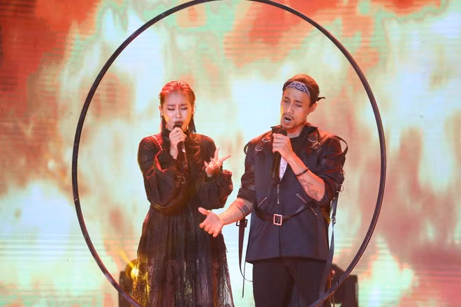 Phạm Anh Khoa và thí sinh Phạm Lịch trong Trời sinh một cặp. Ảnh: BTC.