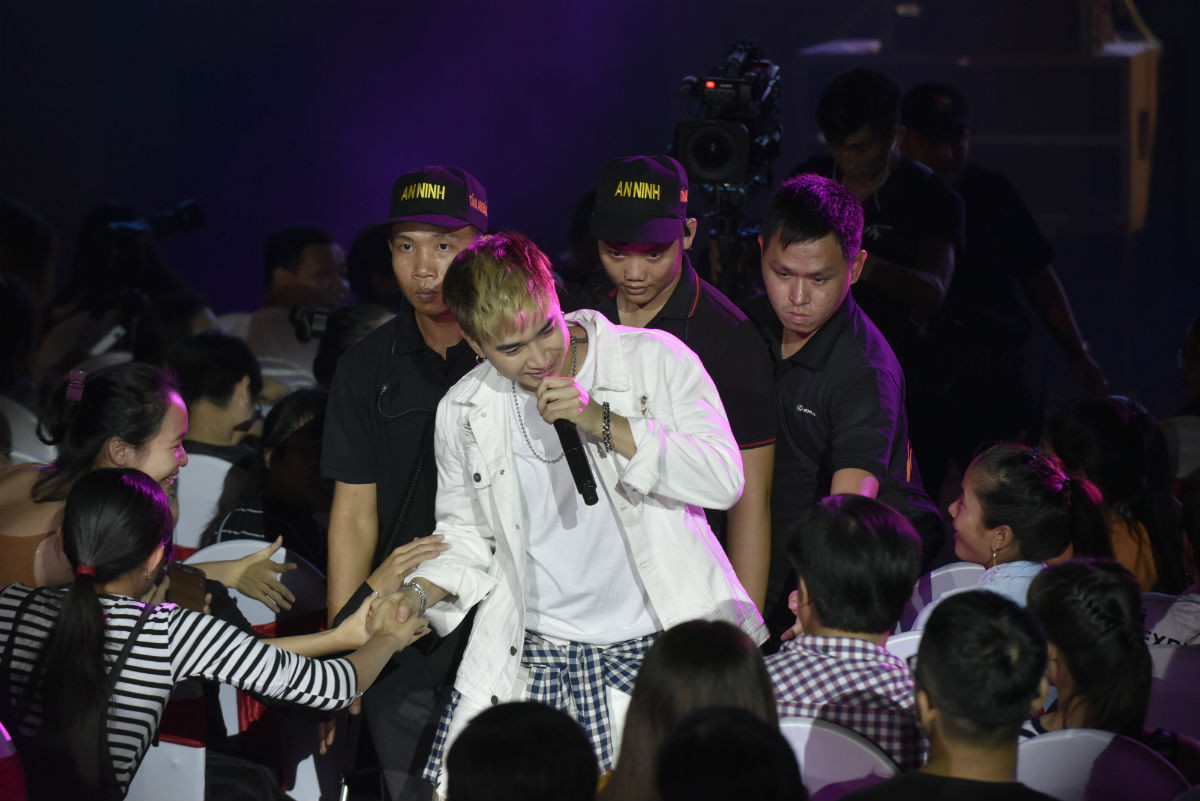 Chi Dân khoe vũ đạo đẹp mắt trong ca khúc "1234", "Điều anh biết", "Yêu từ phía xa". Trên nền beatbox của MC Thanh Bạch, nam ca sĩ trổ tài vũ đạo ấn tượng và thử tài làm beatboxer, đọc rap trong sự cổ vũ cuồng nhiệt của khán giả. Giọng ca đến từ Kiên Giang còn không ngại xuống sân khấu để tiến về phía khán đài, bắt tay cảm ơn khán giả miền Tây.