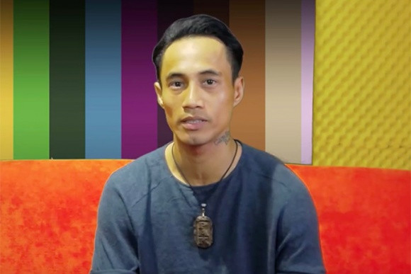 Phạm Anh Khoa chia sẻ suy nghĩ: "Vỗ mông là cách chào hỏi bình thường trong showbiz". Tuy nhiên, bản thân anh chưa thực hiện hành động đó.