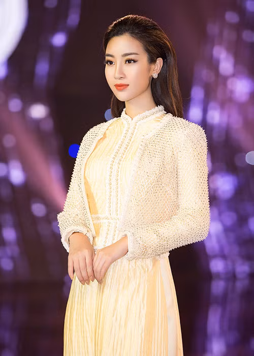 Trong buổi ghi hình, Mỹ Linh đã thay 4 bộ trang phục .