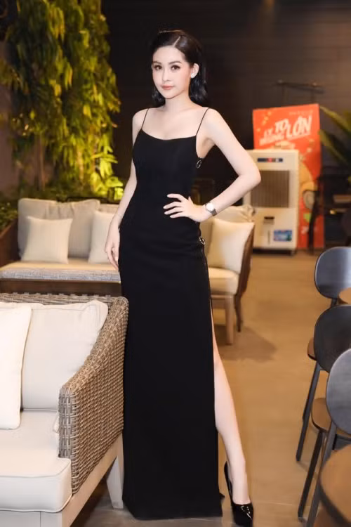 Dù bị chê bai về nhan sắc nhưng có thể công nhận rằng phong cách thời trang thảm đỏ sự kiện của người đẹp khá cao tay. Chân dài họ Lê không không những khoe được vóc dáng hoàn hảo mà còn thể hiện được thần thái ngày càng tiến bộ.