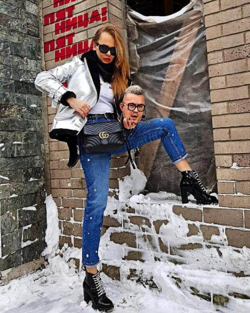 Một cô gái vô cùng ấn tượng với set đồ chất chơi, đặc biệt là thủ cấp của bạn trai trên tay.