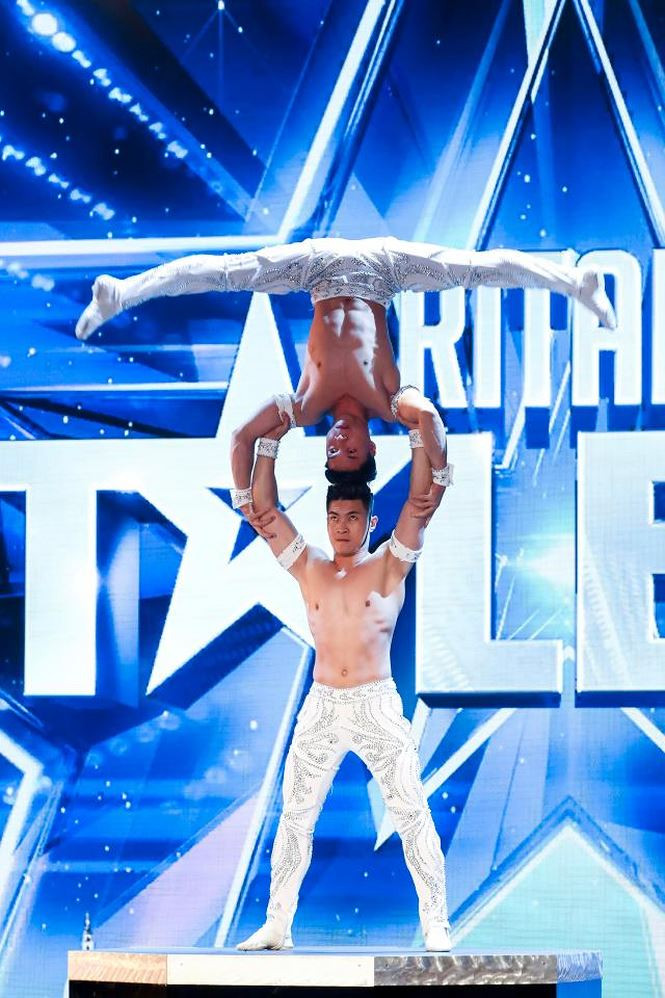 Loạt báo Anh đưa tên anh em Cơ-Nghiệp lên tile.