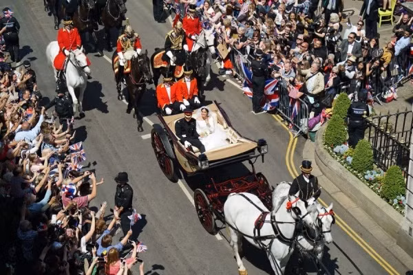Sau khi đám cưới diễn ra tại lâu đài Windsor, hoàng tử Harry và cô dâu đi xe ngựa chào tạm biệt hàng nghìn người dân đứng hai bên đường. Nữ diễn viên Meghan Markle nay có tước hiệu là Công nương xứ Sussex khi kết hôn cùng Hoàng tử Harry.