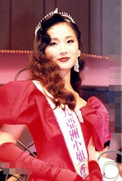  Thanh xuân rực rỡ như nước trôi: Thập niên 90, Vạn Ỷ Văn là một trong những tên tuổi bước ra từ cuộc thi nhan sắc đình đám nhất - Hoa hậu Hong Kong. Vào năm 1989, khi tròn 19 tuổi, Vạn Ỷ Văn đã vượt qua hàng ngàn cô gái để bước lên ngôi vị Á hậu 1. Ngay sau đó, người đẹp được ATV đỡ đầu và ký hợp đồng trở thành diễn viên của đài.