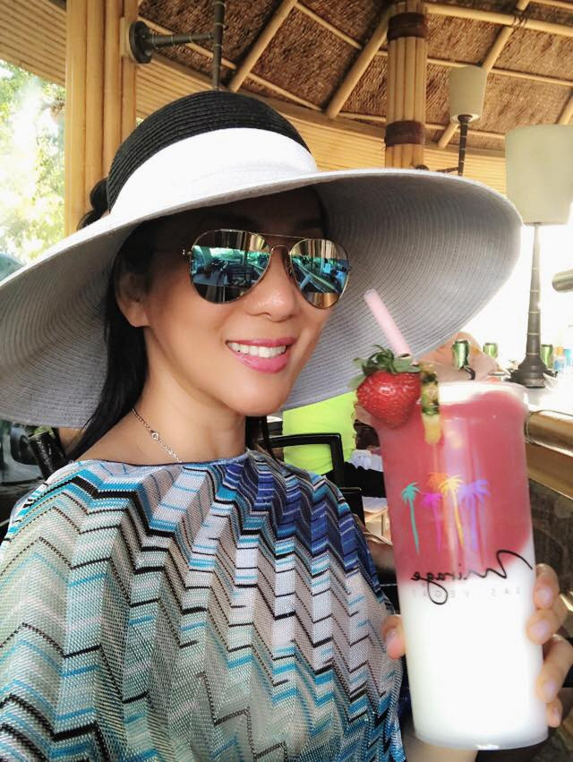 Đi kèm với hình ảnh này, MC Kỳ Duyên viết: "Mùa hè con gái Yenli đi học bên Anh quốc về. Hai mẹ con đưa nhau đi chơi! Thích nhất là con lái xe mẹ nằm bên cạnh ngủ! Nuôi con 18 năm bây giờ mới bắt đầu được nhờ! Chị Maili đi chơi với bạn không muốn đi theo. Tuỳ... mẹ không bao giờ ép con làm điều gì con không muốn, miễn em vui và hạnh phúc là được".