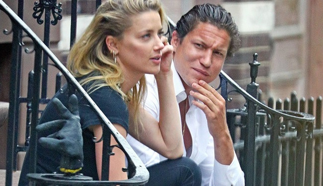 Vợ cũ Johnny Depp không quan tâm đến sự xuống dốc của chồng cũ.