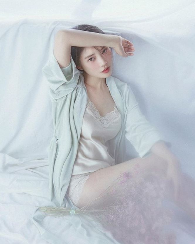 Nữ ca sĩ, diễn viên 28 tuổi có nhan sắc khả ái cuốn hút. Thân hình gợi cảm giúp cô trở thành người mẫu nội y đắt sô.