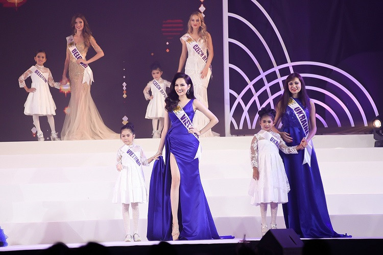 Cô nhận được nhiều lời chúc mừng sau đêm chung kết Nữ hoàng Du lịch Quốc tế 2018.