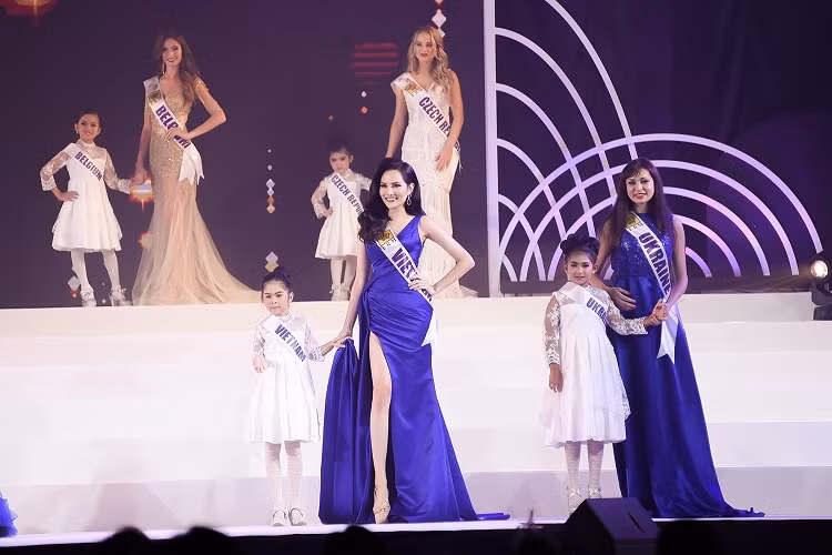 Cô nhận được nhiều lời chúc mừng sau đêm chung kết Nữ hoàng Du lịch Quốc tế 2018.