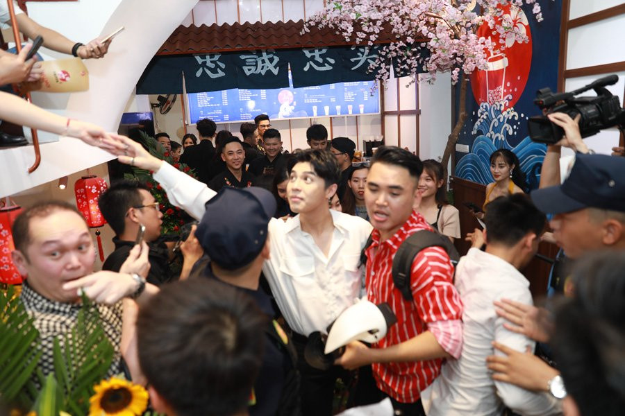 Tối 15/6, Noo Phước Thịnh tham dự một sự kiện tại Hà Nội. Vốn sở hữu ngoại hình hấp dẫn và lượng fan lớn nên Noo Phước Thịnh bị người hâm mộ vây kín.