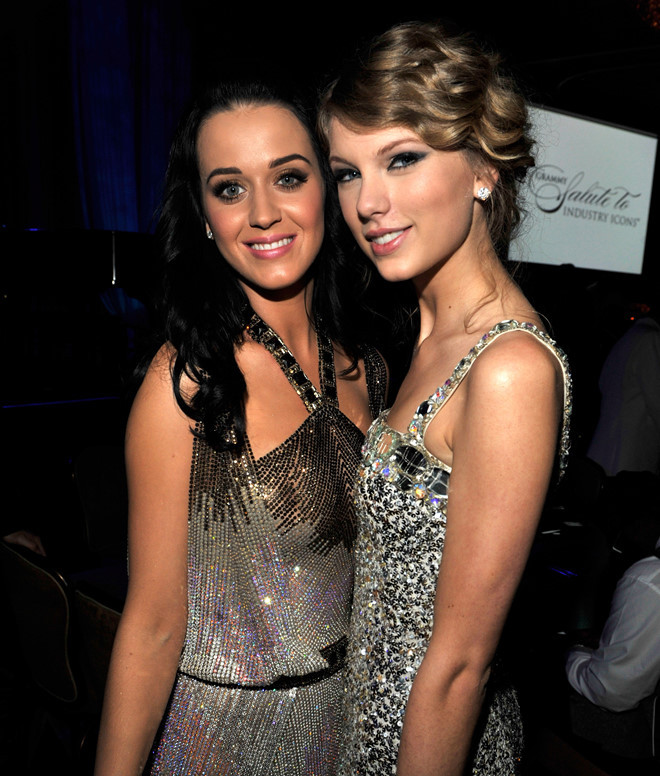 Katy Perry viết thư tay xin lỗi dù trước đó cô cho rằng Taylor Swift là người bắt đầu mọi chuyện và "công chúa nhạc đồng quê" mới là người phải xin lỗi trước.