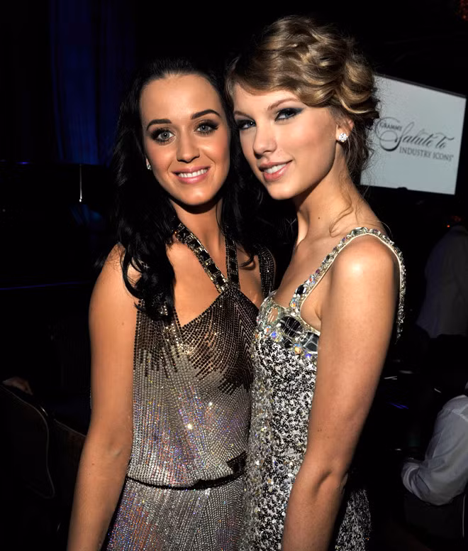 Katy Perry viết thư tay xin lỗi dù trước đó cô cho rằng Taylor Swift là người bắt đầu mọi chuyện và "công chúa nhạc đồng quê" mới là người phải xin lỗi trước.