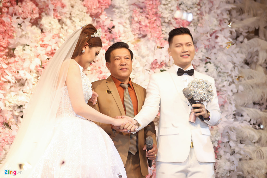 Giây phút xúc động của Tố Ny khi được ba dắt lên sân khấu và trao tay cho chú rể.