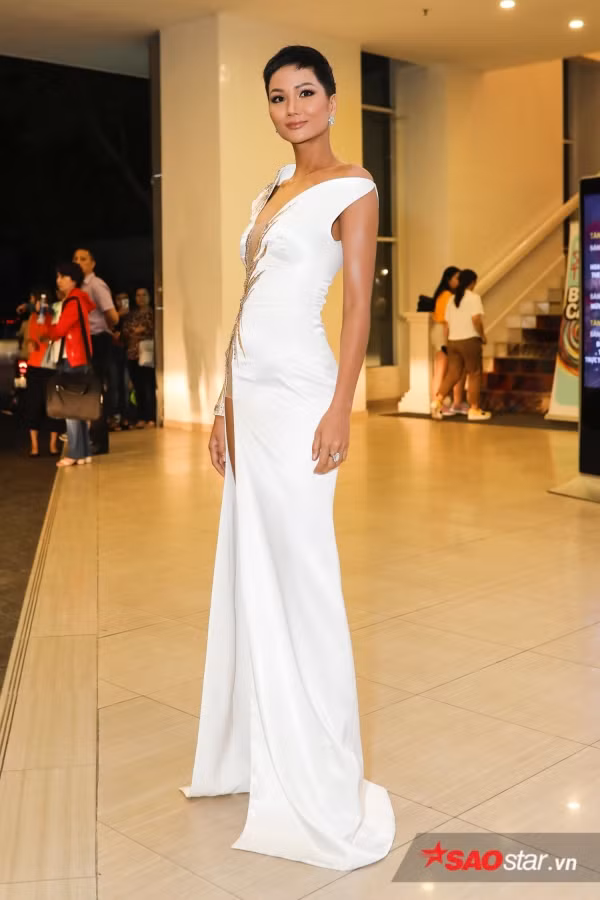 Do gặp vấn đề về sức khoẻ phải nhập viện nên H’Hen Niê xuất hiện khá trễ tại sự kiện. Tuy nhiên, cô vẫn quyết định đến buổi gặp gỡ để tri ân mọi người sau khi đăng quang Miss Universe Vietnam 2017. Khi được hỏi thăm về tình hình sức khoẻ, cô cho biết dù còn khá mệt nhưng cũng đã ổn hơn.