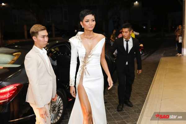 Tối 2/4, tiệc gặp gỡ Top 3 Hoa hậu Hoàn vũ Việt Nam 2017 được tổ chức tại quận 4, TP.HCM với sự tham gia của đông đảo khách mời và truyền thông. Trong đó, H’Hen Niê cùng Hoàng Thuỳ, Mâu Thuỷ thu hút mọi ống kính máy ảnh và mọi người có mặt tại sự kiện bởi vẻ ngoài xinh đẹp và trang phục vô cùng quyến rũ.