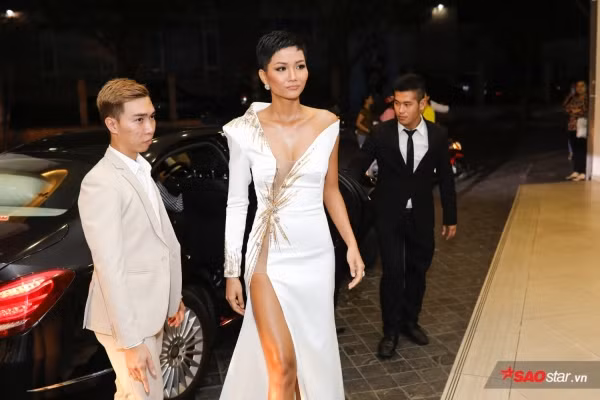 Tối 2/4, tiệc gặp gỡ Top 3 Hoa hậu Hoàn vũ Việt Nam 2017 được tổ chức tại quận 4, TP.HCM với sự tham gia của đông đảo khách mời và truyền thông. Trong đó, H’Hen Niê cùng Hoàng Thuỳ, Mâu Thuỷ thu hút mọi ống kính máy ảnh và mọi người có mặt tại sự kiện bởi vẻ ngoài xinh đẹp và trang phục vô cùng quyến rũ.