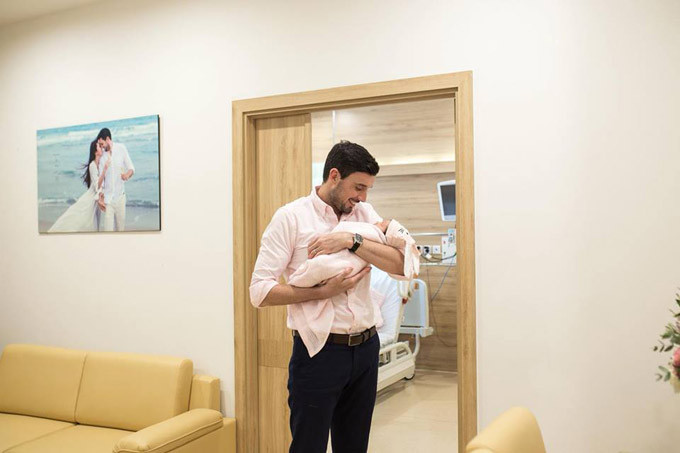 Ông bố rất đảm đang trong việc bế và ru con.