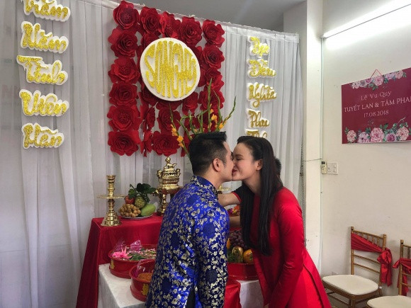 Cả hai đã trao nhẫn và nụ hôn ngọt ngào cho nhau.